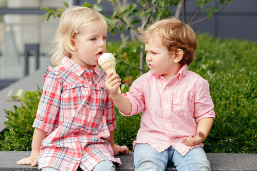 dondurma yiyen çocuklar