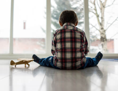 oyuncak uçak ve çocuk