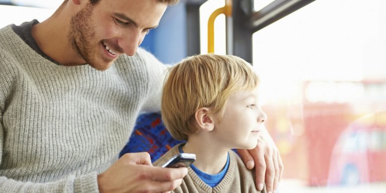 telefonuyla ilgilenen baba ve oğlu