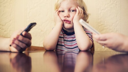Cep Telefonu Bağımlılığınız Çocuğunuza Zarar Veriyor