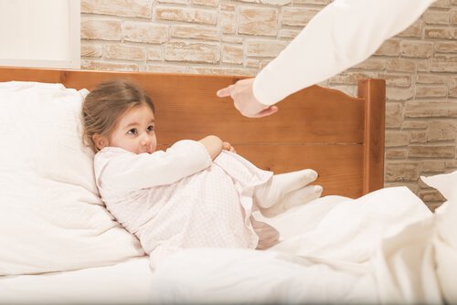 ebeveyninden fırça yiyen çocuk