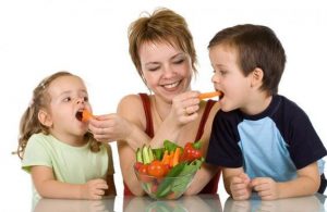 Sağlıklı beslenen aile