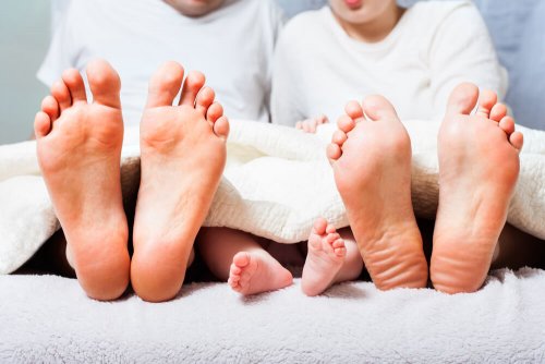 uzanan anne baba bebek ayakları
