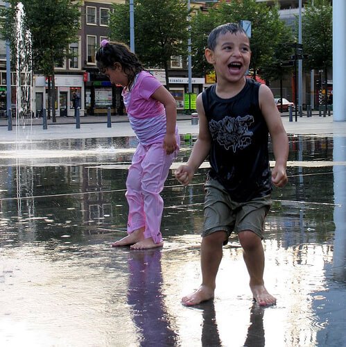 suda oynayan kardeşler