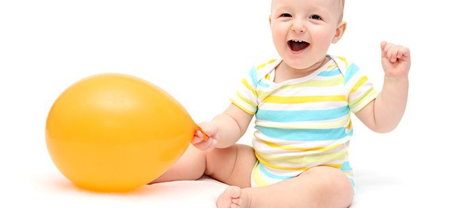 balonla oynayan bebek