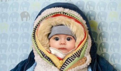 sımsıkı giydirilmiş bebek