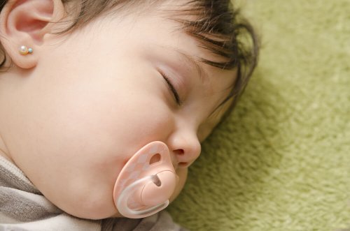 ağzında emzik uyuyan kız bebek