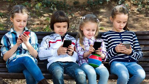 12 Yaş Altındaki Çocuklara Akıllı Telefonları Yasaklamak İçin 8 Neden