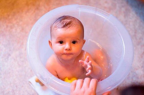 banyo yapan yenidoğan