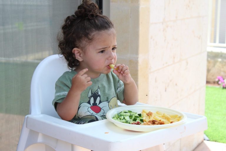 makarna yiyen çocuk