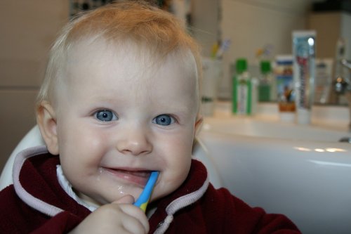 dişini fırçalayan bebek