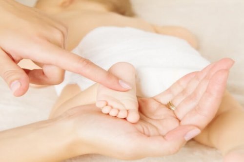 bebeğin ayağını tutan anne