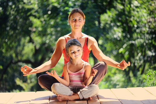 çocuğuyla yoga yapan kadın