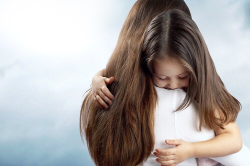 annesine sarılan kız