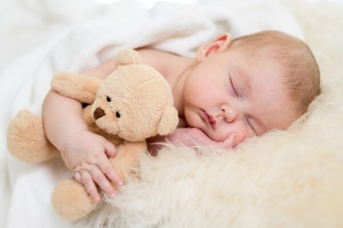 ayısıyla uyuyan bebek