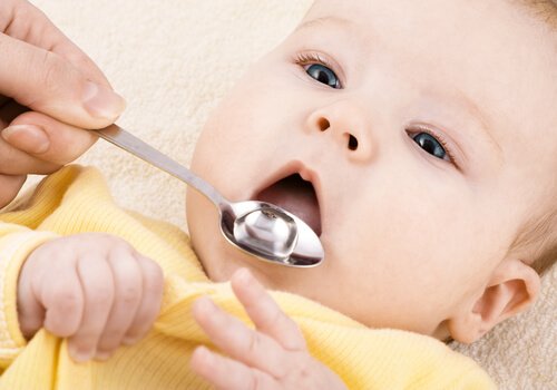 kaşık ve ağzını açmış bebek