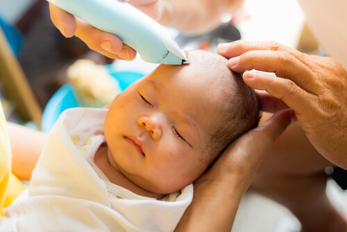 Bebeklerin saçları ilk kez ne zaman kesilmelidir?