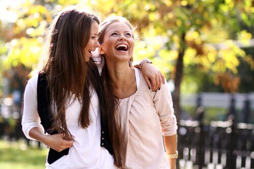 iki kız birlikte gülerken