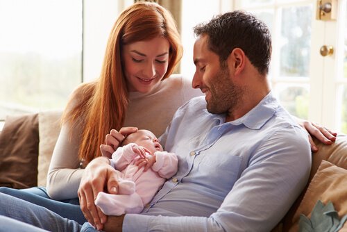 yenidoğanlarıyla beraber bir aile