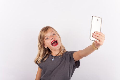 selfie çeken kız çocuk