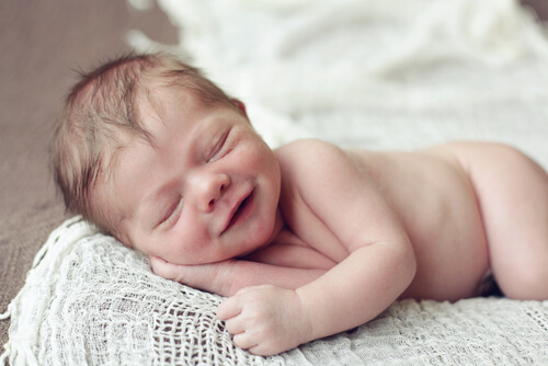 uykusunda gülümseyen bebek