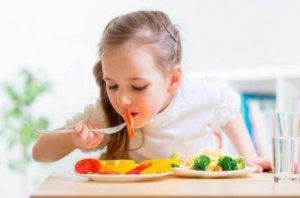 sağlıklı beslenen çocuk