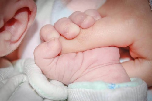 Bebeklerde Kavrama Refleksi Nedir ve Nasıl Uyarılır?