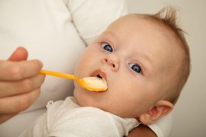 Bebeğinizi Katı Gıdalar ile Beslemeye Ne Zaman ve Nasıl Başlamalısınız?