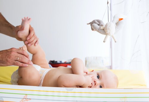 bezi değiştirilen bebek