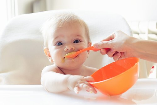 bebeğinizin katı gıdalar ile beslenmesi