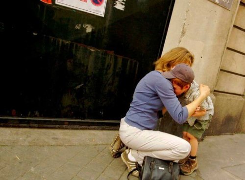 annesine sarılıp ağlayan çocuk