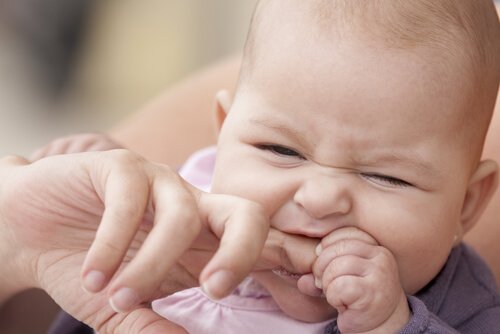 parmak ısıran bebek
