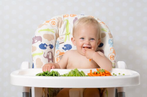 bebeğinizin katı gıdalar ile beslenmesi