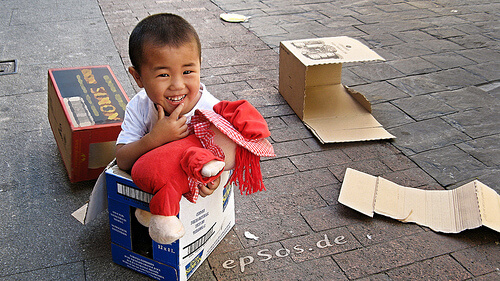 kutuda oturan çocuk