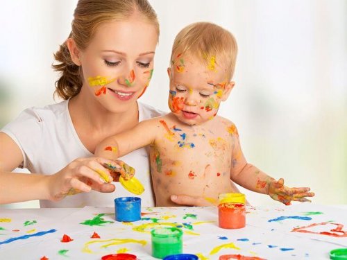 Annesiyle boya yapan bebek
