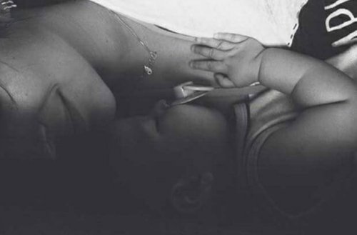 anne bebeği ile uyuyor