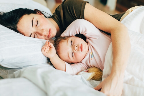 anne ile bebek birlikte uyuyor