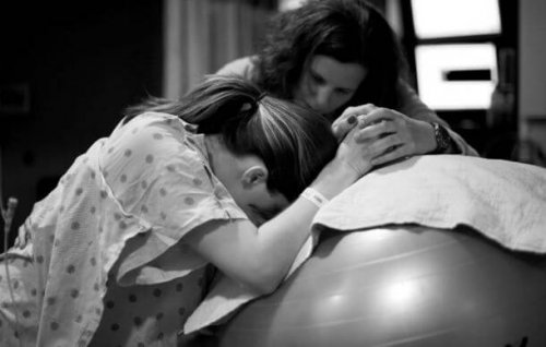 Anneye yardım eden kadın