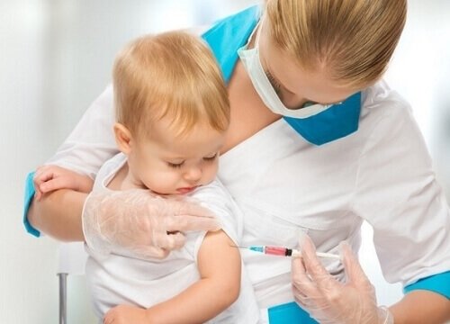 aşı yapılan bebek