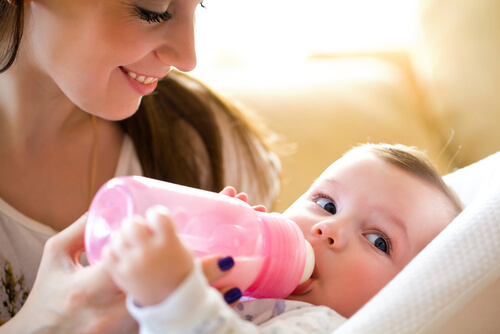 bebek biberon ve anne