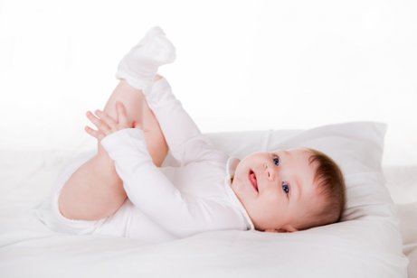 beyaz giysili bebek