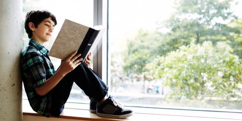 kitap okuyan çocuk