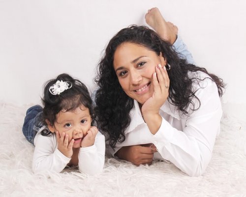 kıvırcık siyah saçlı anne ve kızı