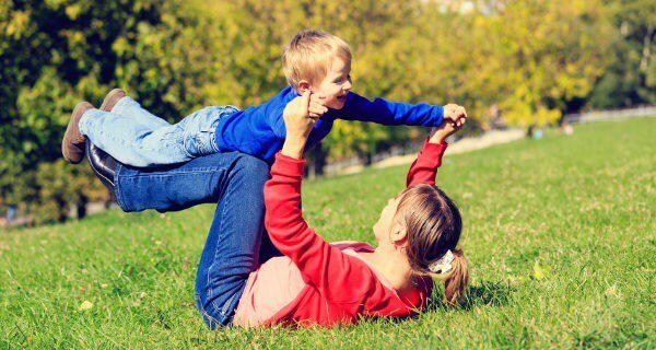 oğluyla uçak oynayan anne