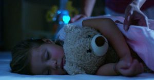 oyuncak ayısıyla uyuyan kız