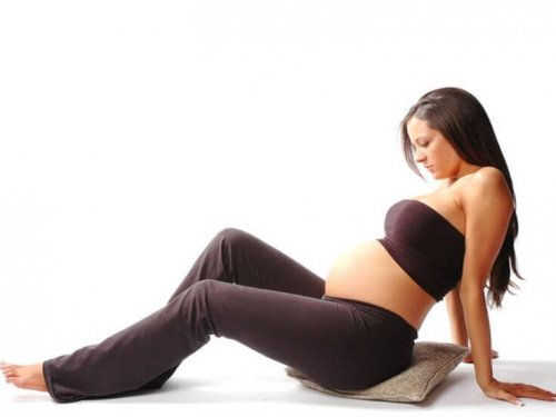 egzersiz yapan hamile hadın
