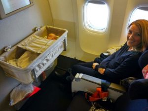 Uçak seyahati yapan bebek