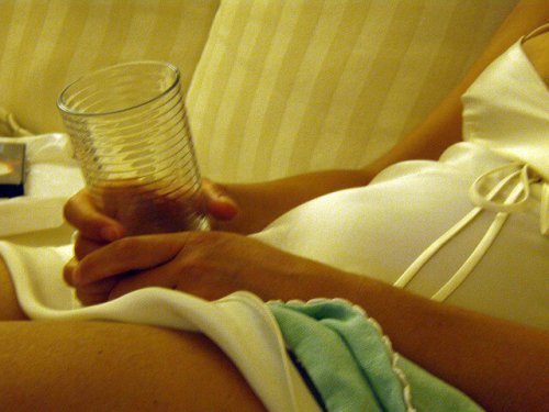 su bardağı ve hamile kadın