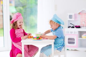 çocuklar yemek pişirme oyunu oynuyor