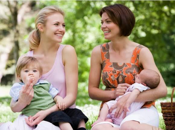 iki anne birlikte parkta